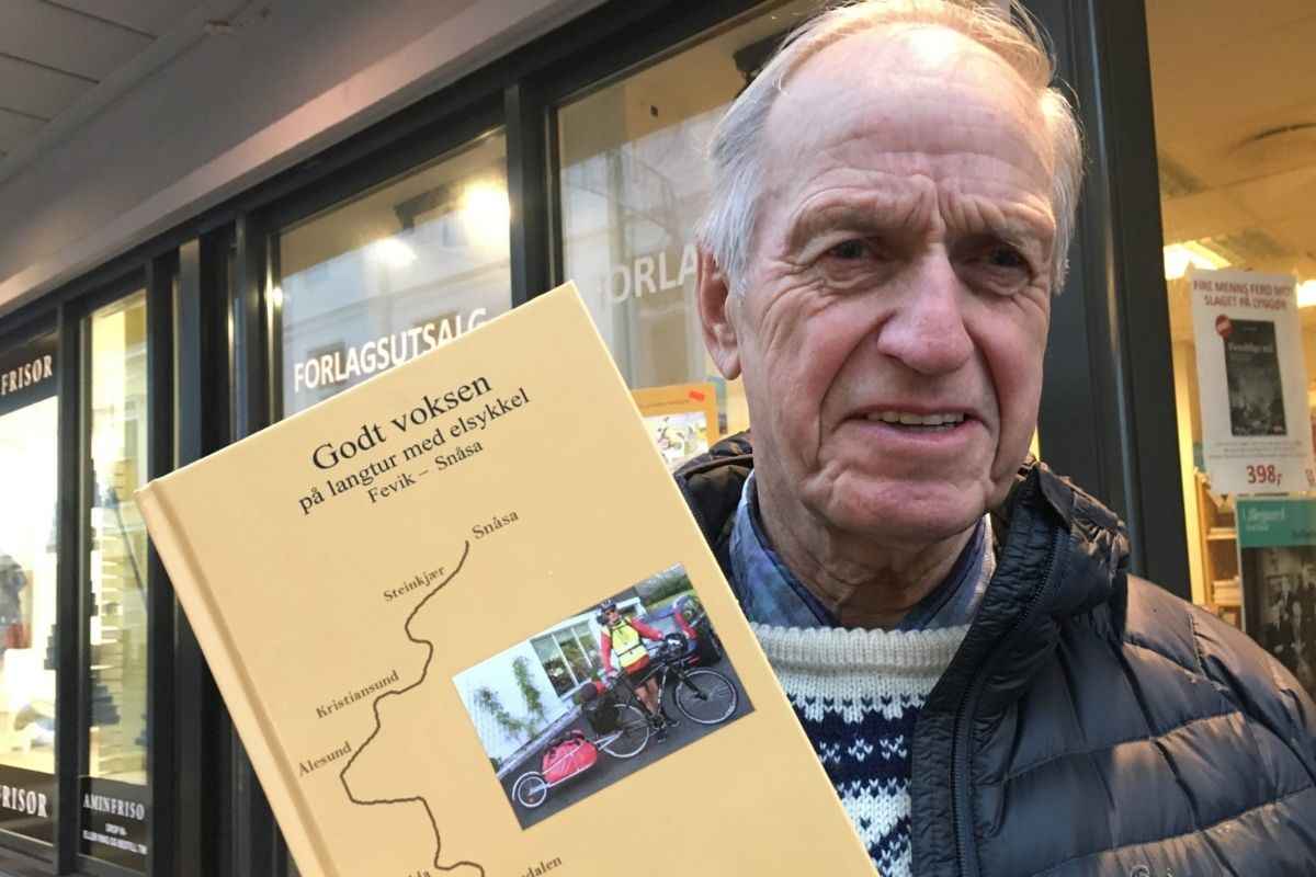 Arne Sauar med boken Godt Voksen på langtur med elsykkel Fevik-Snåsa