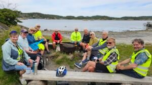 Glade el-syklister samlet rundt pausested på Hove odden